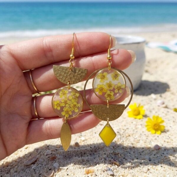 Himari Boucles dépareillées fleurs de L.F.K Créations, fleurs séchées roses sous résine et breloques en laiton doré.""