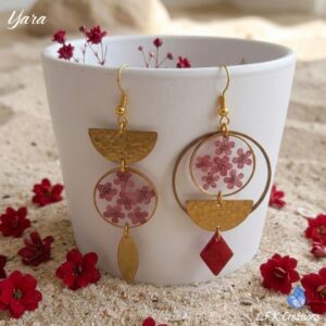 Yara boucles dépareillées fleurs rouges de L.F.K Créations, fleurs séchées sous résine et breloques en laiton doré."