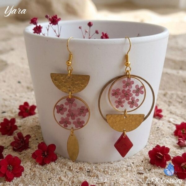 Yara boucles dépareillées fleurs rouges de L.F.K Créations, fleurs séchées sous résine et breloques en laiton doré."