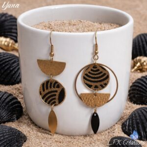 Yuna boucles noires dépareillées de L.F.K Créations, tissu japonais noir et doré sous résine avec breloques en laiton.