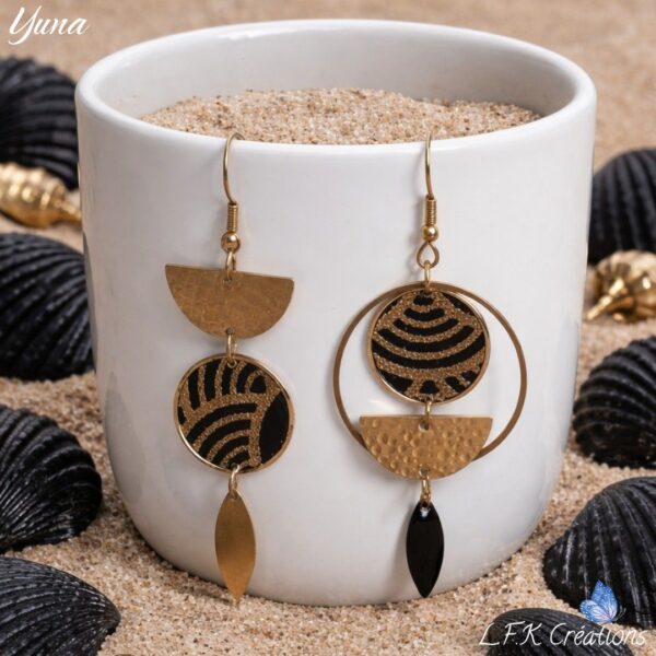 Yuna boucles noires dépareillées de L.F.K Créations, tissu japonais noir et doré sous résine avec breloques en laiton.