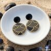 Yuna Boucles Noires Or, "Boucles d'oreilles Yuna en tissu japonais noir et motifs dorés sous résine, fermoirs émaillés noir."
