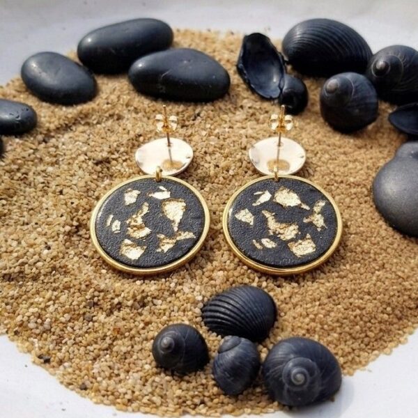"Détail fermoir poussoir acier inoxydable hypoallergénique boucle d'oreille femme."