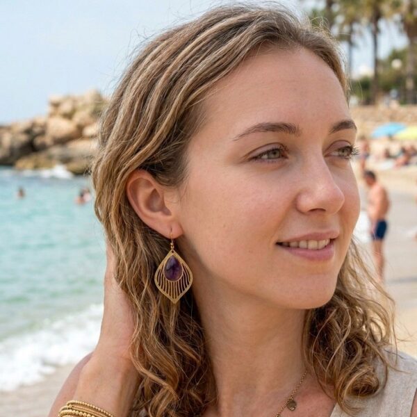 Paire de boucles d'oreilles Amaya de 5cm, design ethnique et élégant avec pierres naturelles violettes.