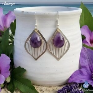 Amaya boucles gouttes or, Détail de la pierre fine d'améthyste violette de 2cm sur monture en acier inoxydable doré L.F.K Créations.