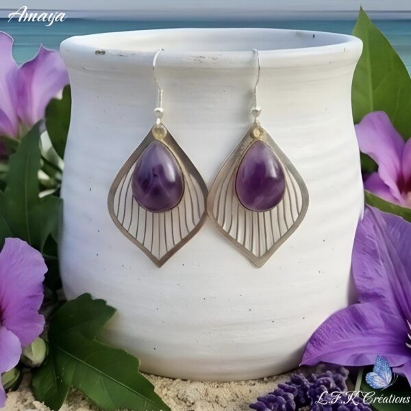 Amaya boucles gouttes or, Détail de la pierre fine d'améthyste violette de 2cm sur monture en acier inoxydable doré L.F.K Créations.