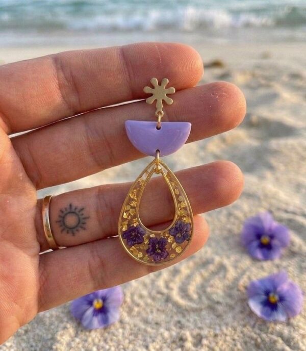 Boucles d'oreilles violettes style bohème chic Émilie, fleurs naturelles séchées et paillettes or sous résine, monture dorée.