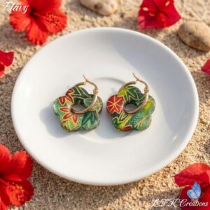 Boucles d'oreilles Flavy présentées à plat : deux fleurs réversibles en papier washi aux motifs japonais verts et dorés avec leurs anneaux en acier inoxydable doré sur une coupelle blanche.