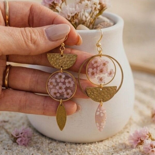 "Gros plan des boucles Himari, montrant l'asymétrie élégante et l'éclat solaire des fleurs séchées roses