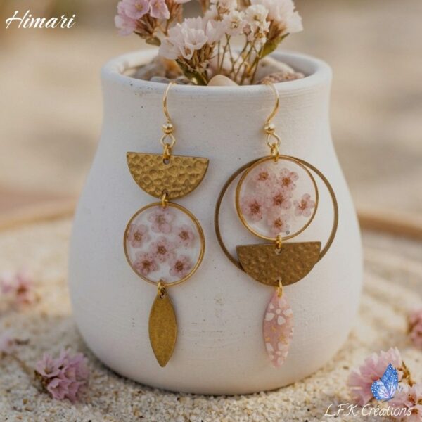 Himari Boucles dépareillées fleurs de L.F.K Créations, fleurs séchées roses sous résine et breloques en laiton doré."