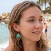 Paire de boucles d'oreilles Amaya de 5cm, design ethnique et élégant avec pierres naturelles Turquoise.