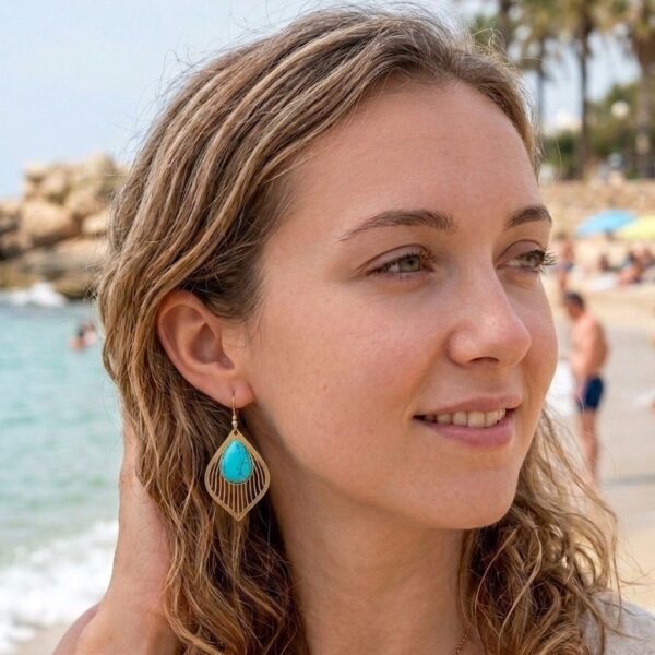 Paire de boucles d'oreilles Amaya de 5cm, design ethnique et élégant avec pierres naturelles Turquoise.