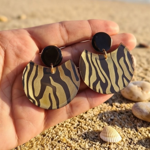 Boucles d'oreilles demi-lune Naya motif zébré noir et or en papier calligraphié résiné - L.F.K Créations