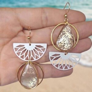 Gros plan sur les denise boucles asymétriques en papier calligraphié et acier inoxydable or