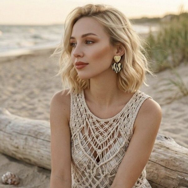 Femme portant les boucles d'oreilles Eden cœurs zebre pour un look bohème chic et moderne.