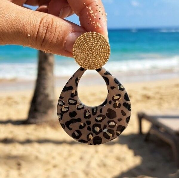Gros plan sur les Elisa boucles gouttes en papier calligraphié léopard et acier inoxydable or