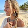Femme portant les boucles d'oreilles Elisa gouttes léopard pour un look bohème chic et moderne.