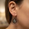 Les Garence fleurs noires zébré portées par une femme brune