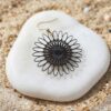gros plan sur l'arrière d'une boucle d'oreille Garance fleurs noires zébré