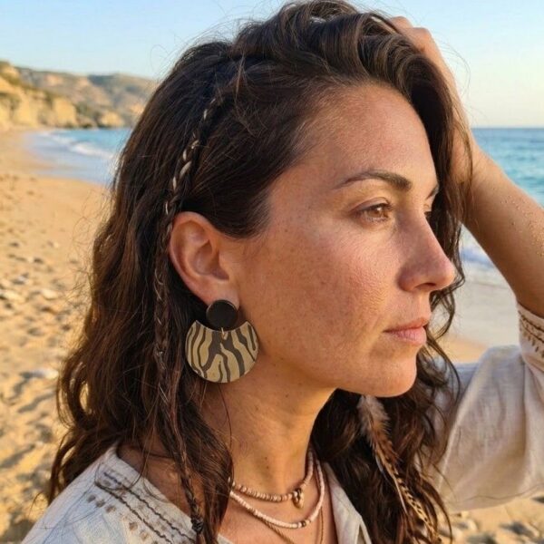 Boucle d'oreille demi-lune Naya motif zébré portée par une femme sur la plage - L.F.K Créations