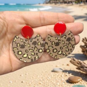 Boucles d'oreilles demi-lune Naya motif léopard et puce rouge en papier calligraphié résiné tenues à la main sur la plage - L.F.K Créations