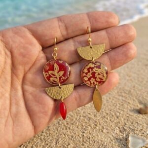 Amara boucles asymethriques de L.F.K Créations, papier Washi rouge et doré et acier inoxydable or